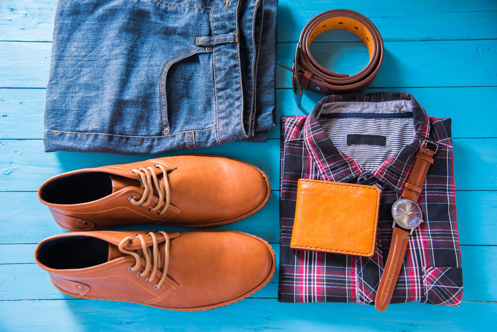 Mix & Match: Wie man mehrere Lederaccessoires in einem Outfit kombiniert